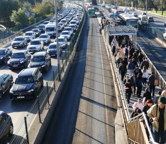 Yola çıkacaklar dikkat! İstanbul'da 4 bölgede trafik durma noktasına geldi