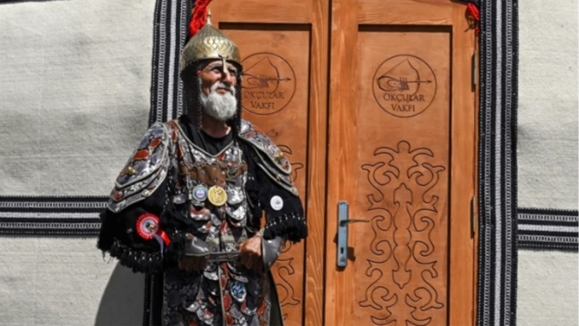 71 yaşındaki delikanlı Ahlat’ta ilgi odağı oldu: Temsili savaş kıyafetiyle gençlerle buluştu