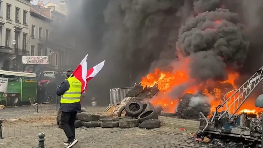 AB Liderler Zirvesi'ne kadar gittiler! Çiftçiler lastikleri ateşe verdi