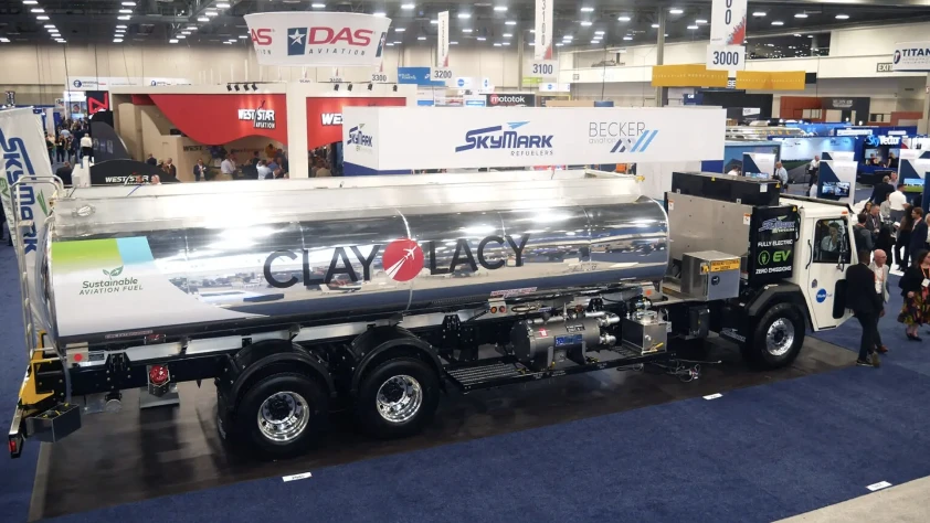 ABD'nin en büyük elektrikli uçak yakıt tankeri göreve başladı