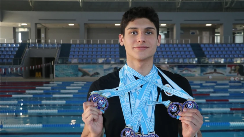 Ağabeyine özenip başladığı yüzmede madalyalar kazandı