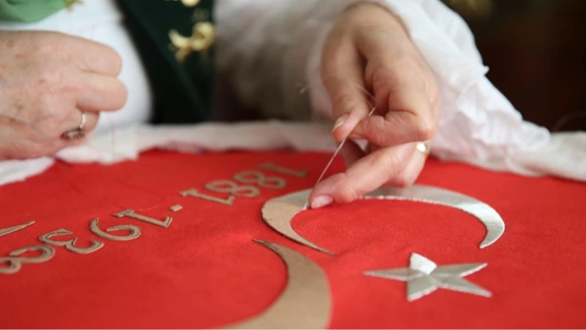 Ailesinden öğrendiği sim sırma sanatını geleneksel usullerle yaşatıp geleceğe taşıyor