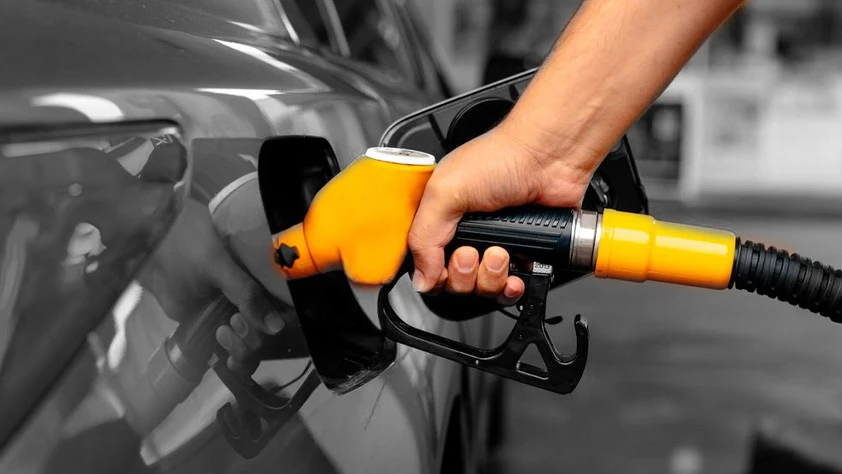 Akaryakıt fiyatları için büyük indirim! Motorine 12,94 TL indirim geliyor: Benzin fiyatı ne kadar olacak?