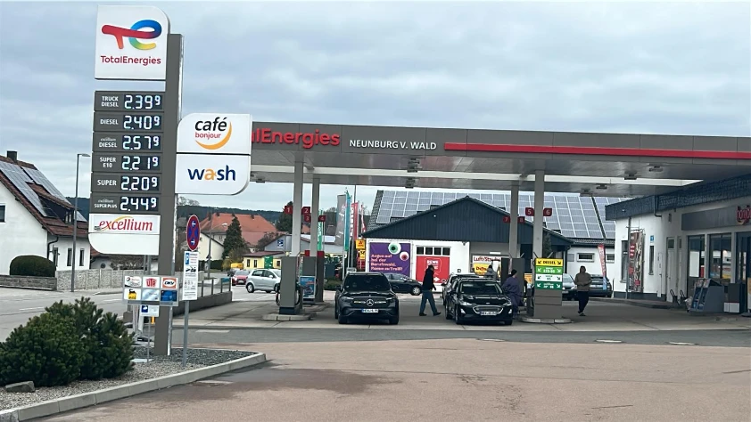 Almanya'da benzinin litresi 2.44 Euro'yu, dizelin litresi 2.57 Euro'yu aştı