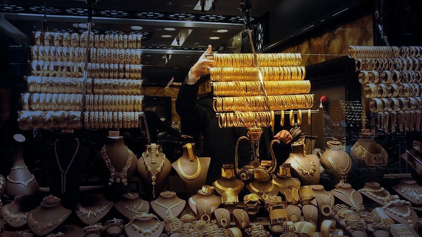 Altın fiyatlarında sınırlı düşüş: Güçlü dolar ve enflasyon kaygısı baskı yarattı
