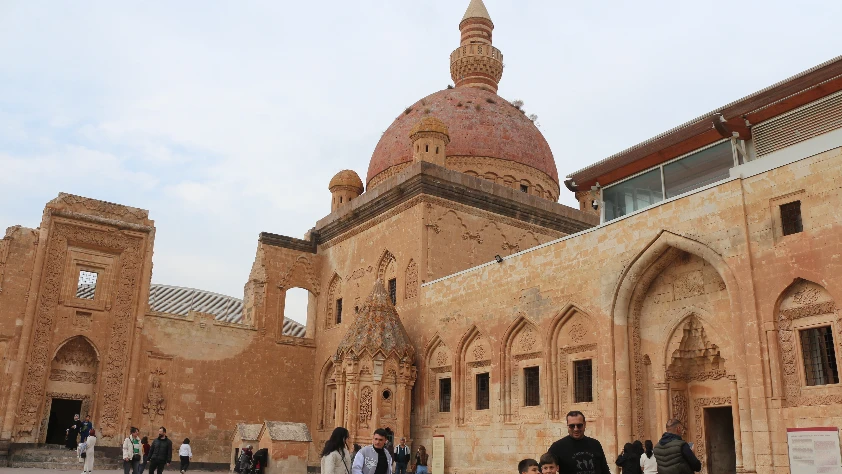 Ara tatilde turizm noktalarına ilgi artıyor! Ağrı'daki İshak Paşa Sarayı'nda yoğunluk yaşanıyor