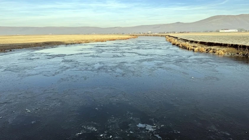 Ardahan'da Kura Nehri'nin yüzeyi buz tutmaya başladı