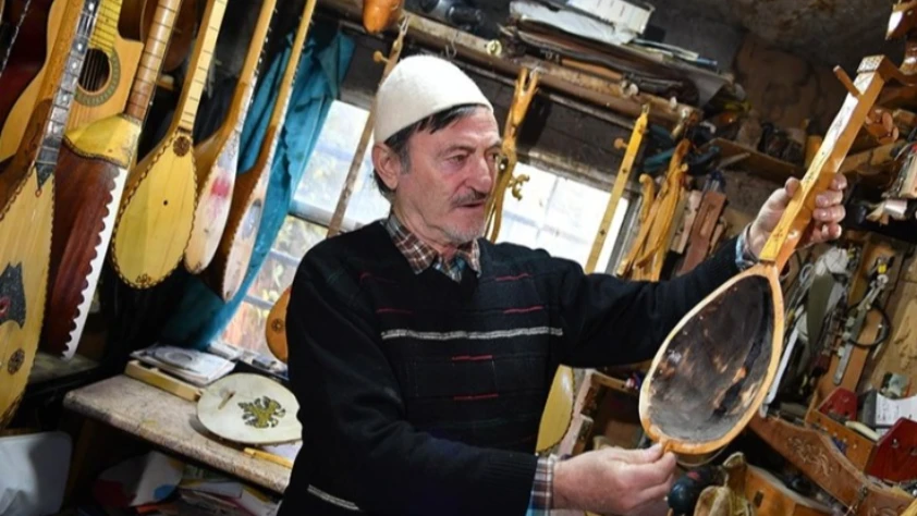 Arnavutların geleneksel müzik aleti lahuta, ustası Alia'nın ellerinde zamana direniyor