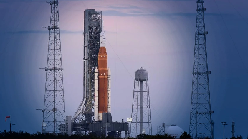 Artemis II'nin ay görevi ertelendi: NASA dev roketi onarım için hangara çekiyor