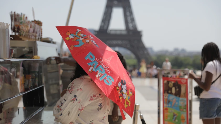 Aşırı sıcak Avrupa'yı vurdu! Paris'te şemsiyeli turizm