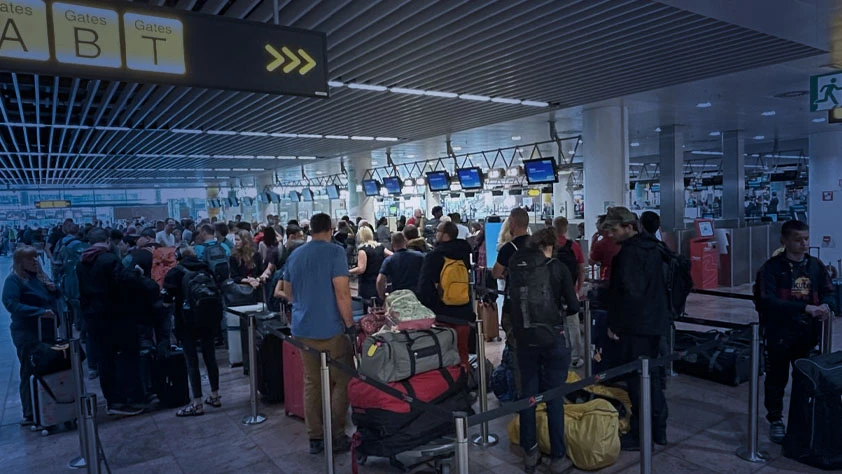 Avrupa havalimanlarında 'biyometrik' çilesi: Kuyruklar 3 saate ulaştı