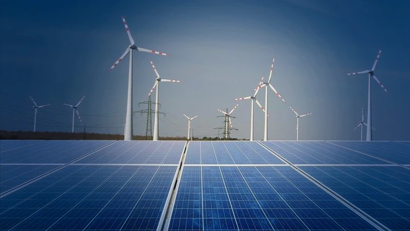 Bakan Bayraktar: Güneş ve rüzgar enerjisi kapasitesi beş yılda ikiye katlandı