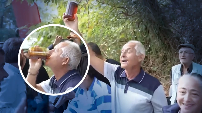 Bal hasadı şenliği düzenlendi! 2 dakikada 1 kilo bal yedi Bal hasadı şenliği düzenlendi! 2 dakikada 1 kilo bal yedi