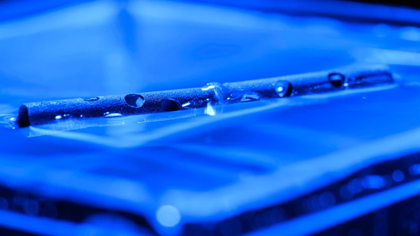 Batmayan gemiler yakın: Delinse bile su üstünde kalan metal geliştirildi