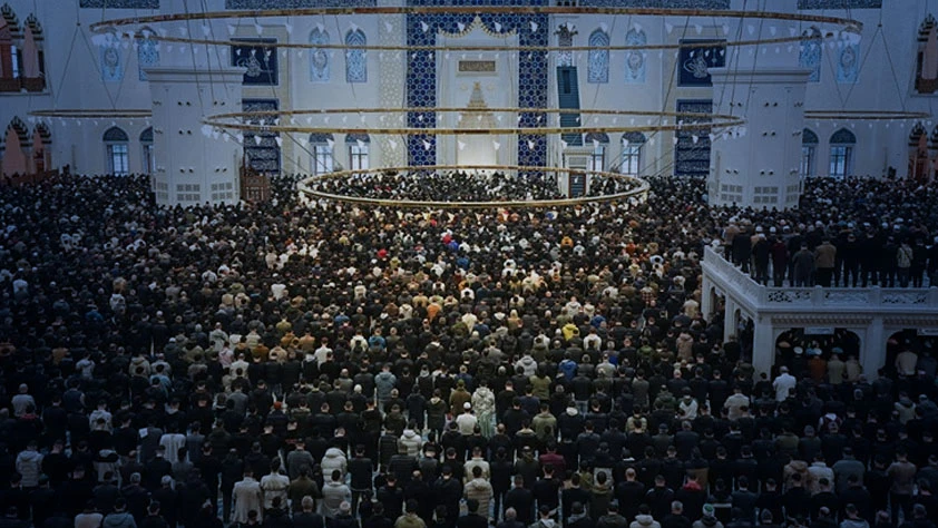 Bayram coşkusu: İstanbul'da camiler dolup taştı