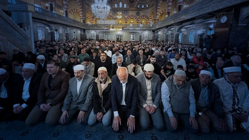 Bayram coşkusu: Tüm yurtta camiler doldu