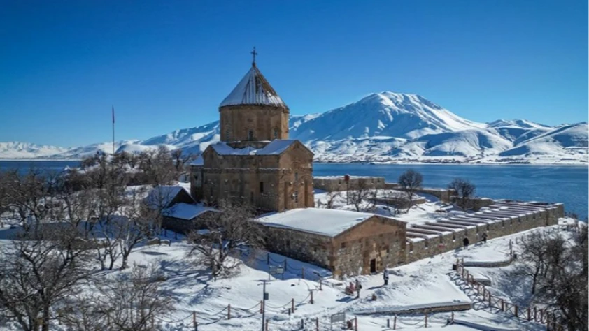 Beyaza bürünen Akdamar Adası ziyaretçilerini ağırlıyor