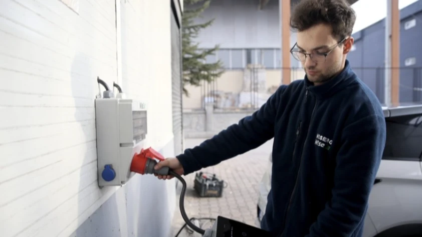 Bilim kurgu dizisinden etkilendi: Genç mühendis yapay zekalı şarj ünitesi geliştirdi