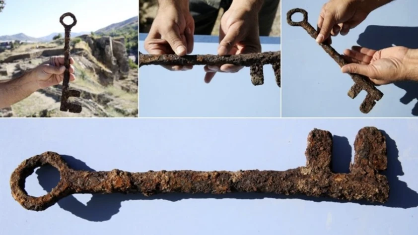 Bitlis Kalesi'ndeki kazılarda ana giriş kapısına ait olduğu değerlendirilen anahtar bulundu
