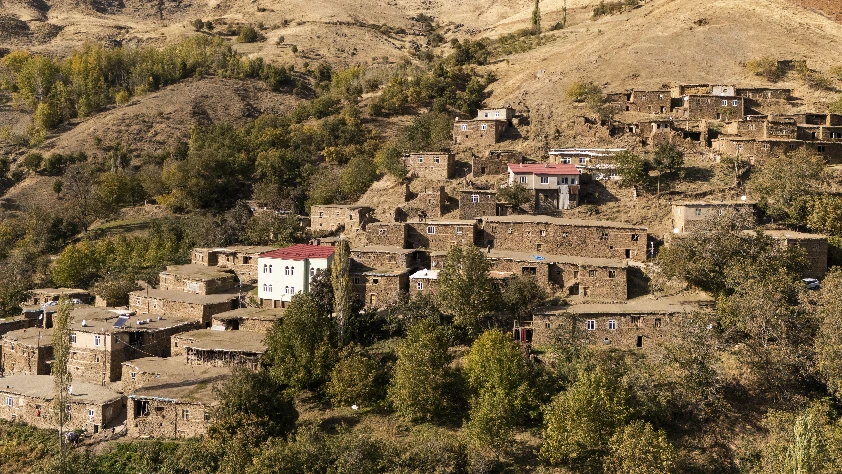Bitlis’in Hizan ilçesinde bulunan 300 yıllık taş evler görenleri büyüledi