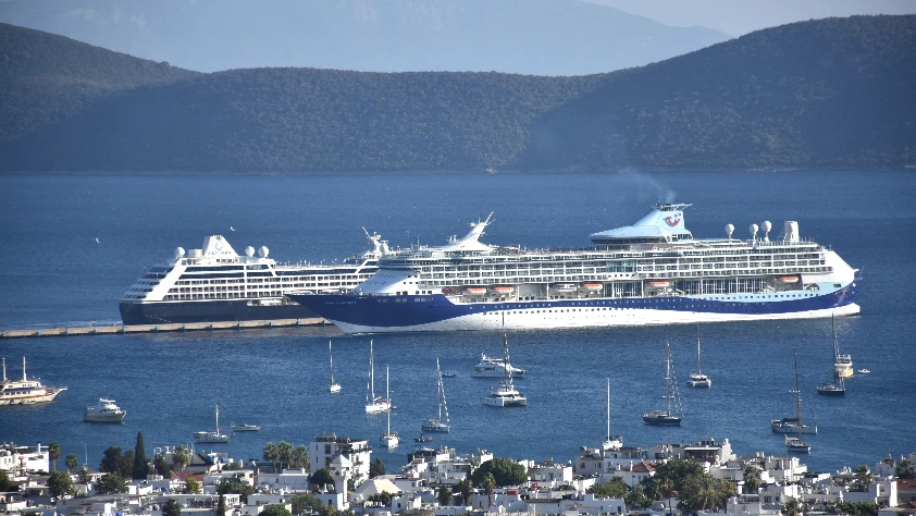 Bodrum'a iki kruvaziyer daha yanaştı! 2 bini aşkın turistle geldi