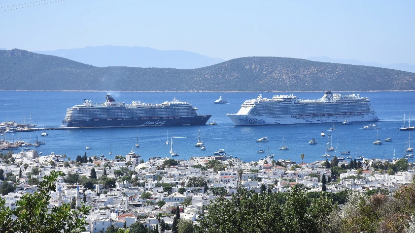 Bodrum'a iki kruvaziyer gemisi yanaştı! 3 bini aşkın turist geldi