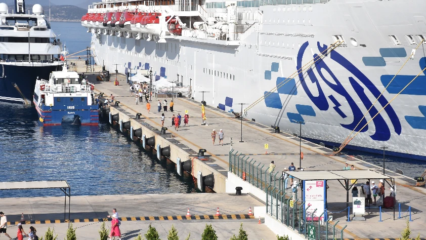 Bodrum'a iki kruvaziyer ile 3 bine yakın yolcu geldi