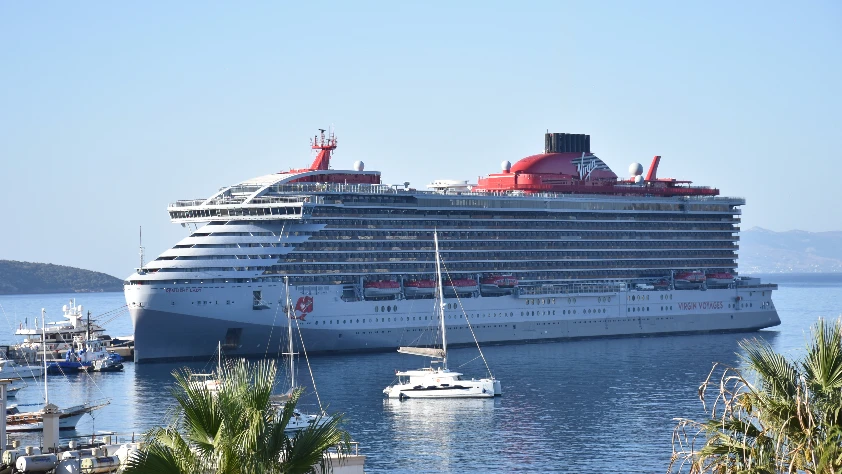Bodrum'a kruvaziyer yanaştı! 2 bini aşkın turist geldi