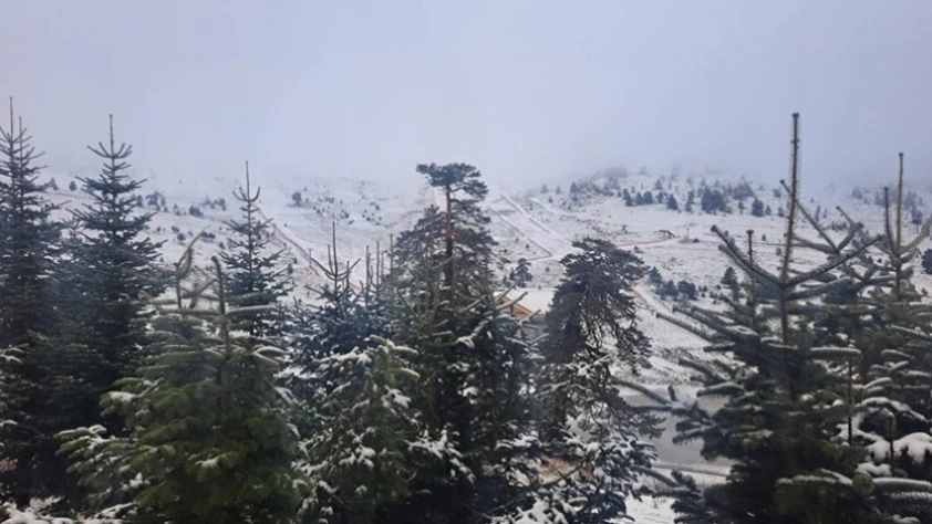 Bolu’nun yüksek kesimlerine mevsimin ilk karı düştü: Yaylalar beyaza büründü