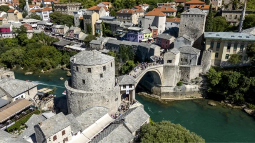 Bosna Hersek'te Osmanlı mirası köprüye ev sahipliği yapan Mostar, her mevsim turistlerin uğrak noktası
