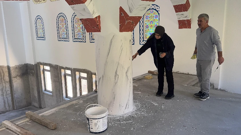 Camilerin duvarlarını el emeğiyle süslüyorlar