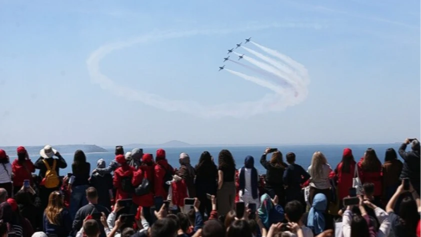 Çanakkale semalarında gurur: Türk Yıldızları’ndan gösteri uçuşu