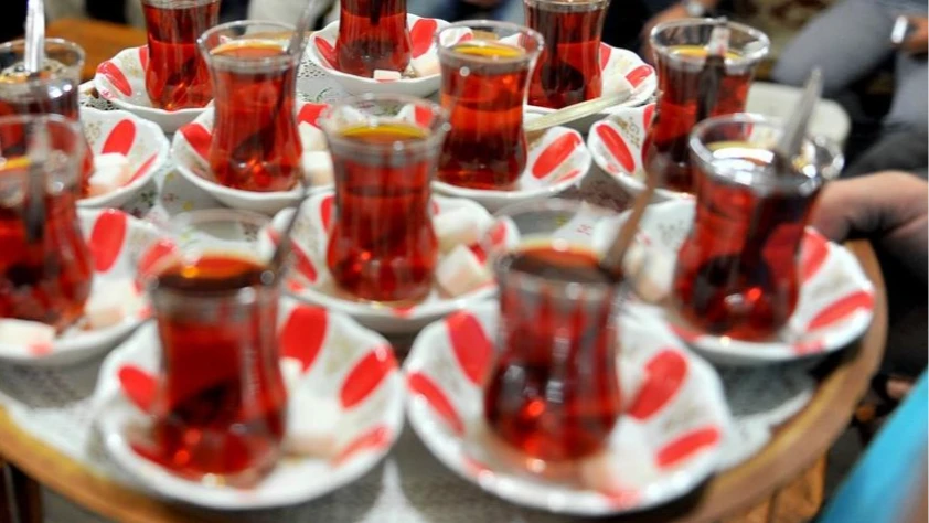 Çay tiryakilerine kritik uyarı: Bu alışkanlık hastalık riskini artırıyor