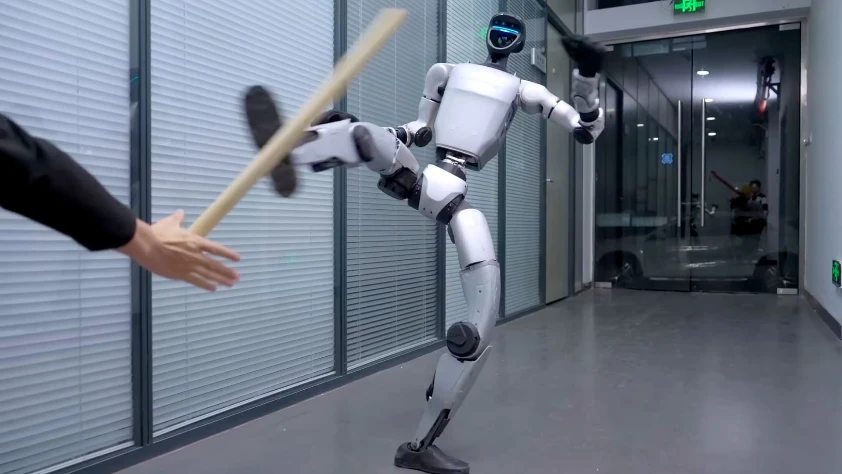 Çin'de insansı robotun çocuğa tekme atması güvenlik tartışması başlattı