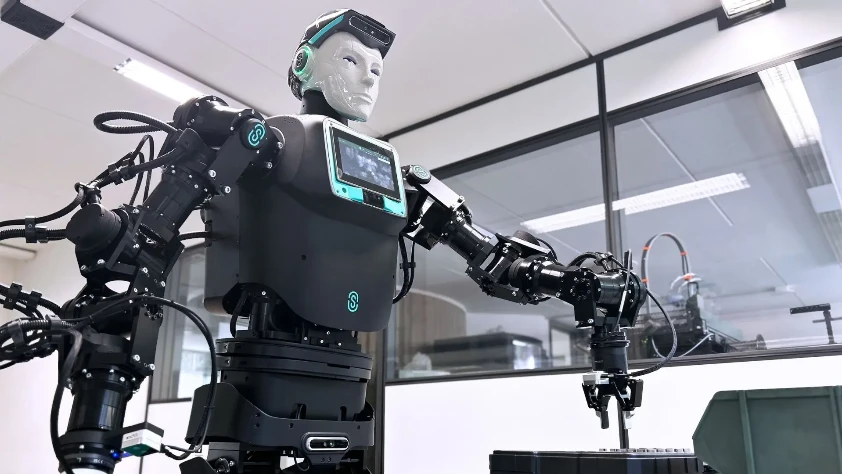 Çip fabrikalarında 'Bilişsel' devrim: Üretim ‘RoBee’ insansı robotlara emanet