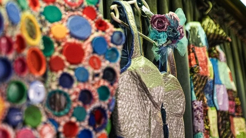 Çöpe atılan plastik atıklar portre ve kostüme dönüşüyor