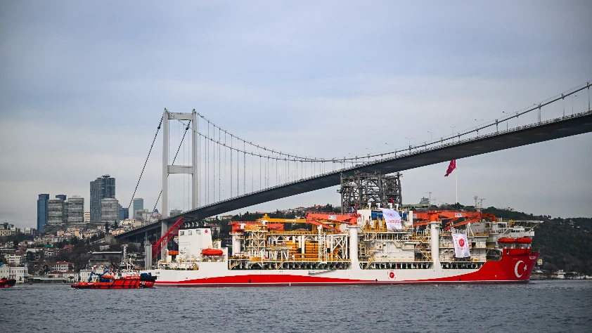Derin deniz sondaj gemisi Yıldırım İstanbul'dan geçti! Karadeniz'e gidiyor