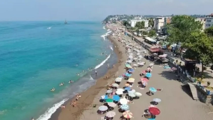 Düzce Akçakoca’da olumsuz hava koşulları nedeniyle denize girişlere yasak