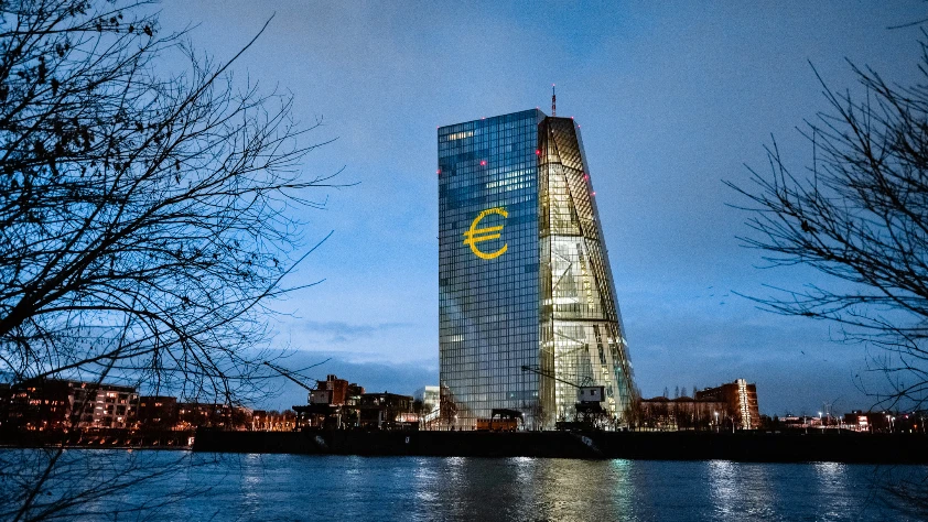 ECB'den faiz artışı sinyali: Lagarde enflasyon tahminlerinin yukarı yönlü revize edileceğini söyledi