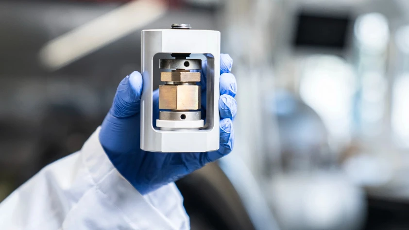 Elektrikli araçlarda yeni dönem: Yanmayan ve hızlı şarj olan pillerde üretim yakın