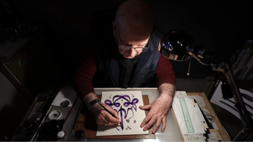 Emekli öğretmen hayranlık duyduğu hat sanatını öğrenip atölye kurdu