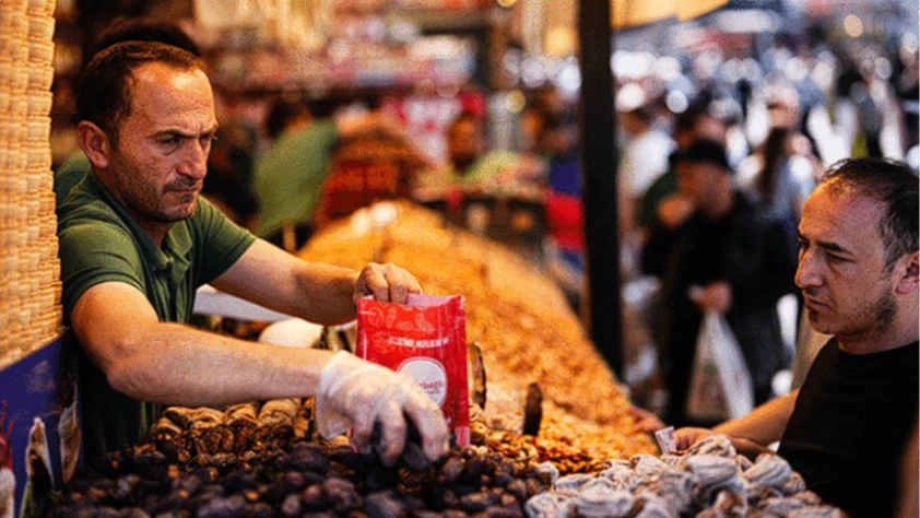 Eminönü’nde arife hareketliliği: Mısır Çarşısı doldu taştı