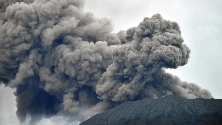Endonezya’daki Marapi Yanardağı’nda patlama! Kül ve lav 1600 metreye ulaştı