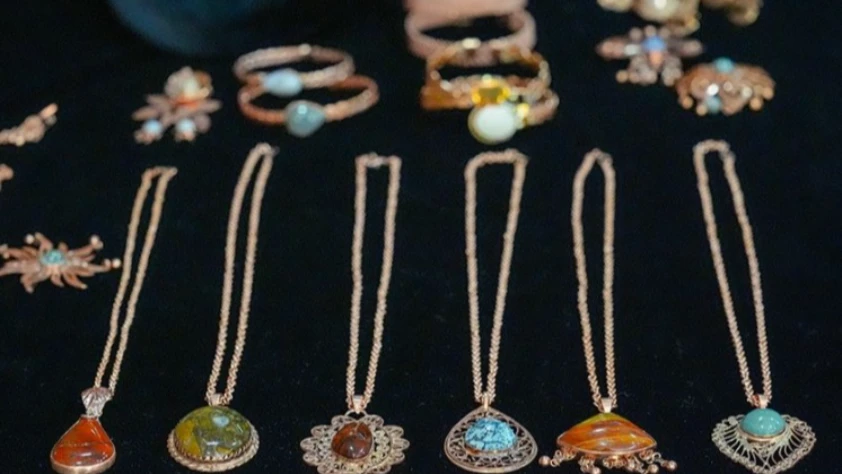 Eski kablolar takıya dönüştü: Diyarbakır’da sıfır atıkla bakırdan sanat eseri üretildi Eski kablolar takıya dönüştü: Diyarbakır’da sıfır atıkla bakırdan sanat eseri üretildi