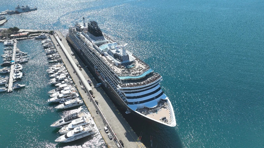 Explora I 695 turistle Marmaris'e geldi