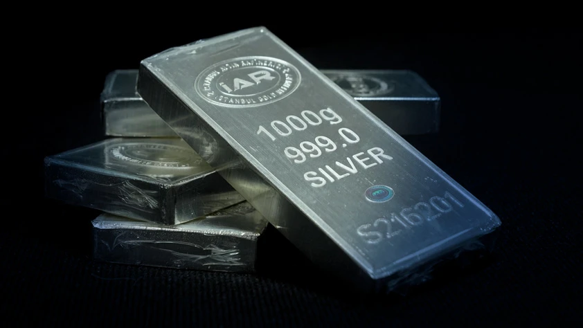 Fed belirsizliği gümüşü parlattı: Rekora yaklaştı
