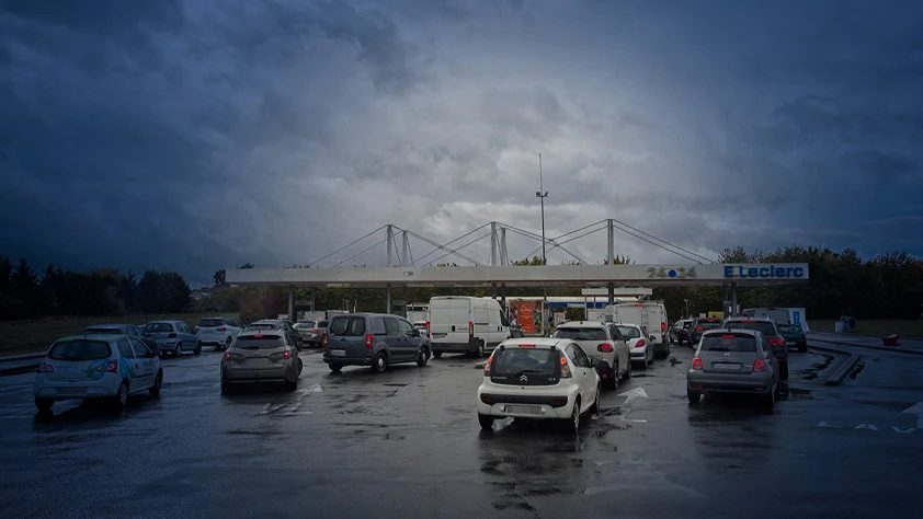 Fransa'da yakıt krizi: Yüzlerce istasyonda tedarik sorunu yaşanıyor