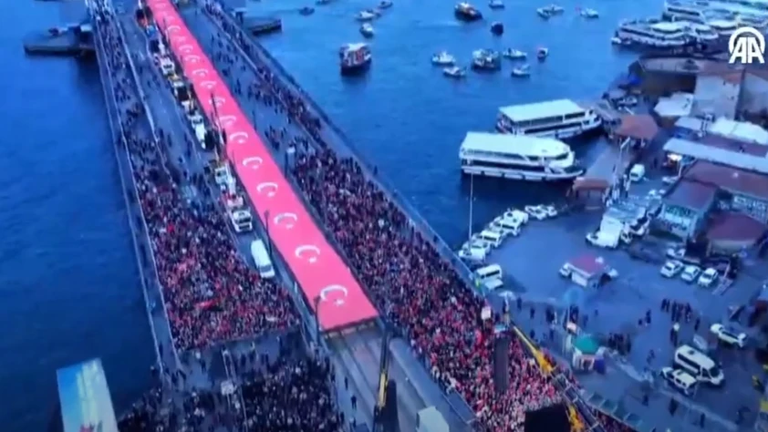 Galata Köprüsü’nde Filistin’e destek yürüyüşü