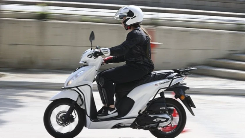 Gazlı motosikleti 4 saatte elektrikli araca dönüştürüyor