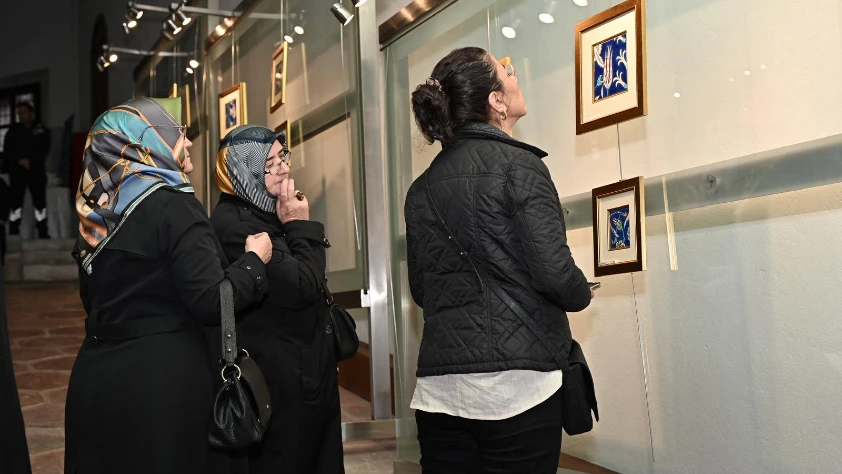 Gazze’nin acısını çinilere nakşediyor